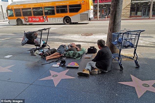 El Paseo de la Fama de Hollywood se ha visto invadido por personas sin hogar y un aumento de los delitos violentos.