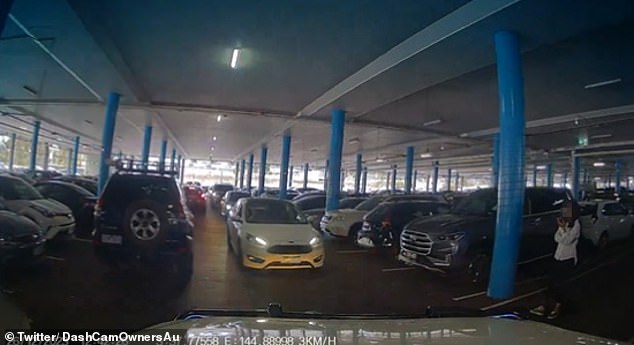 Una mujer (en la foto) intentó ocupar una plaza de aparcamiento parándose en ella, pero un conductor tomó cartas en el asunto