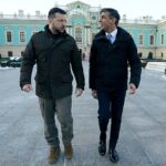 El Primer Ministro Rishi Sunak camina con el Presidente Volodymyr Zelenskiy durante una visita al Palacio Presidencial en Kiev, Ucrania
