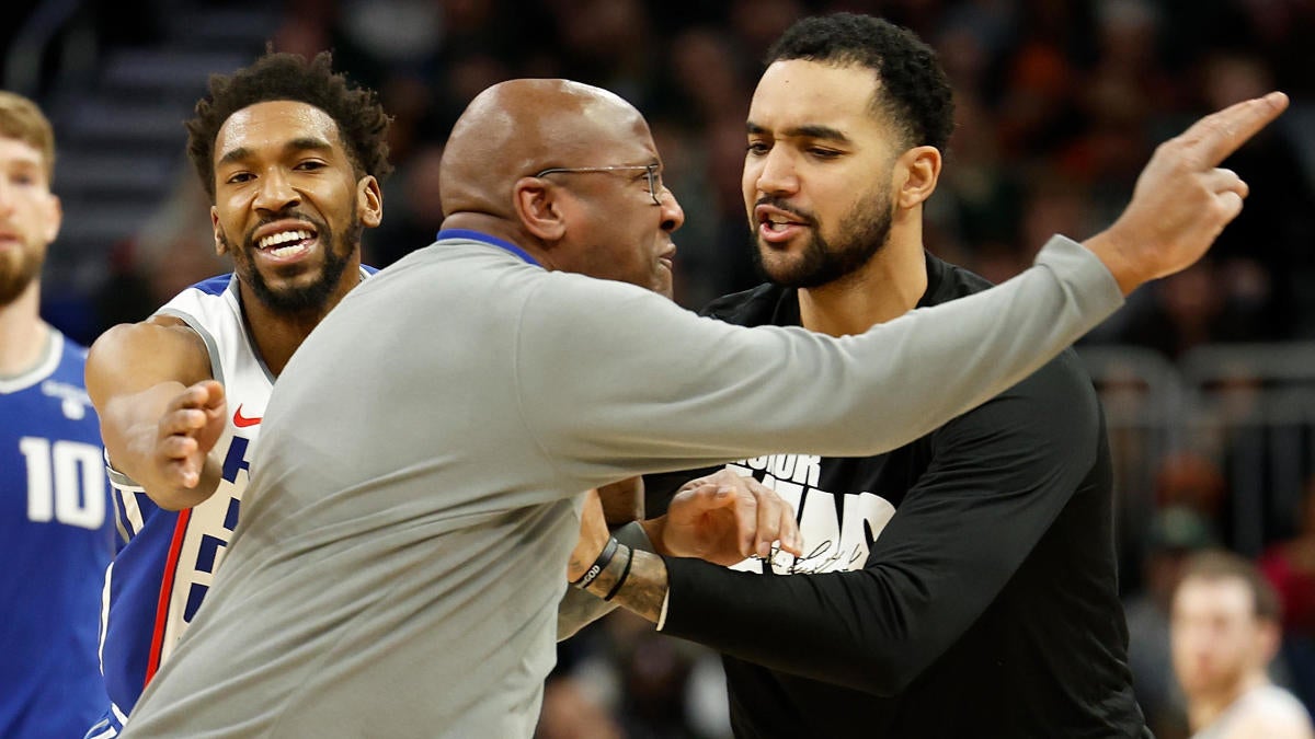 El entrenador de los Kings, Mike Brown, hace una perorata épica posterior al juego con desgloses de videos después de la expulsión contra los Bucks.
