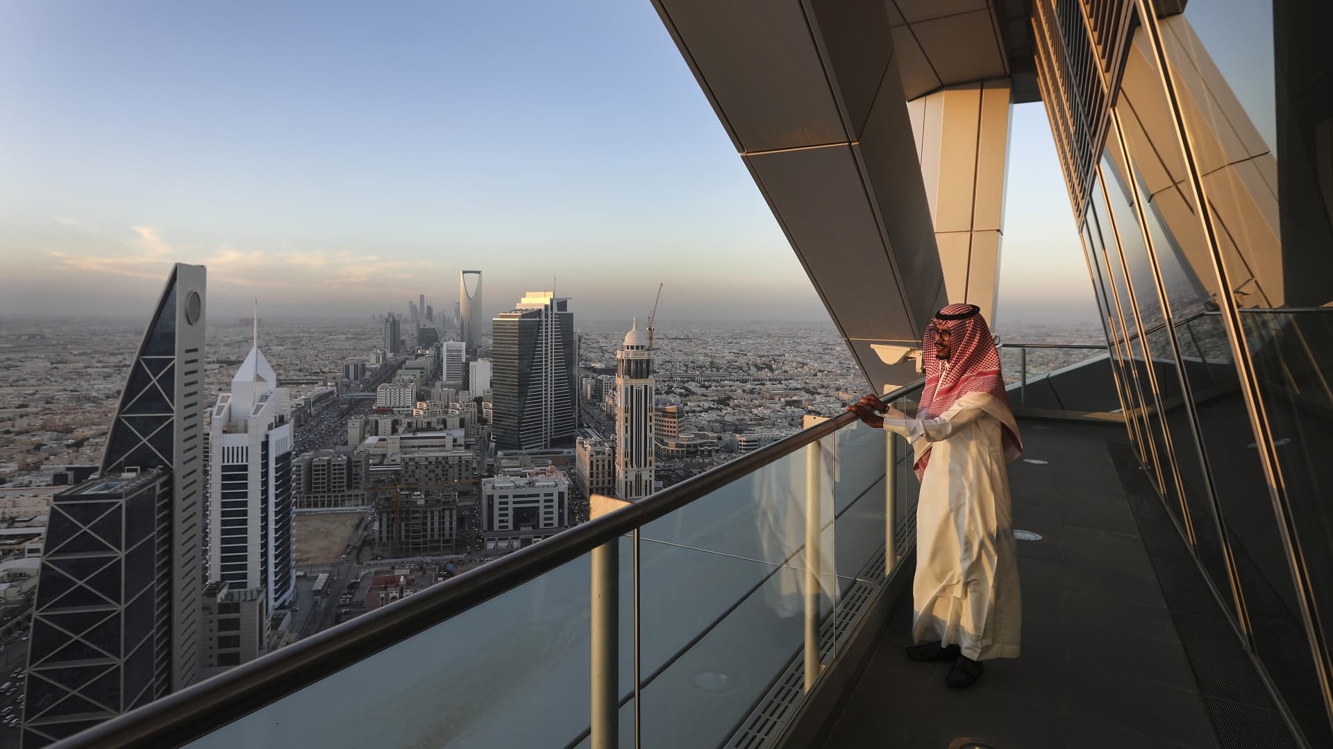 El fondo soberano de Arabia Saudita supera al GIC de Singapur y encabeza la tabla de gasto
