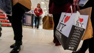 El gasto del consumidor aumenta en diciembre para poner fin a una sólida temporada navideña, según muestra CNBC/NRF Retail Monitor