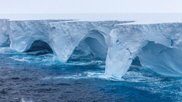 Nuevas fotografías muestran el iceberg más grande del mundo, el A23a, erosionándose constantemente a medida que se aleja de la Antártida, con arcos y cuevas.
