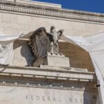 El informe del organismo de control critica a los ex funcionarios de la Reserva Federal en la controversia sobre el comercio de acciones