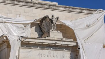 El informe del organismo de control critica a los ex funcionarios de la Reserva Federal en la controversia sobre el comercio de acciones