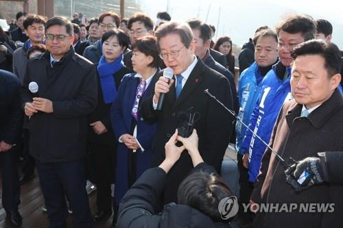 Opposition leader Lee Jae-myung attacked during visit to Busan