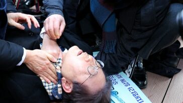 Lee Jae-myung fue fotografiado en el suelo con un pañuelo cubriendo la herida del cuello después del asalto.