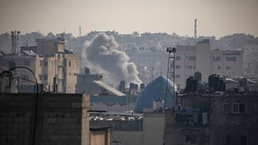 El humo se eleva tras los ataques aéreos israelíes contra Khan Yunis, en el sur de la Franja de Gaza, el 8 de enero.