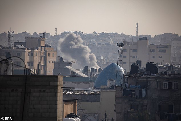 El humo se eleva tras los ataques aéreos israelíes contra Khan Yunis, en el sur de la Franja de Gaza, el 8 de enero.