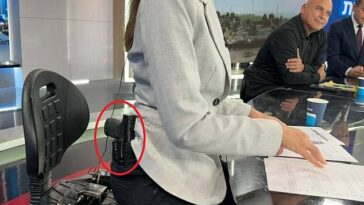 Lital Shemesh (en la foto), presentadora del canal de derecha israelí Canal 14, fue fotografiada el martes sentada detrás de su escritorio con una pistola metida en la cintura de sus pantalones.