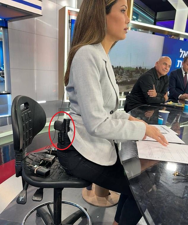Lital Shemesh (en la foto), presentadora del canal de derecha israelí Canal 14, fue fotografiada el martes sentada detrás de su escritorio con una pistola metida en la cintura de sus pantalones.