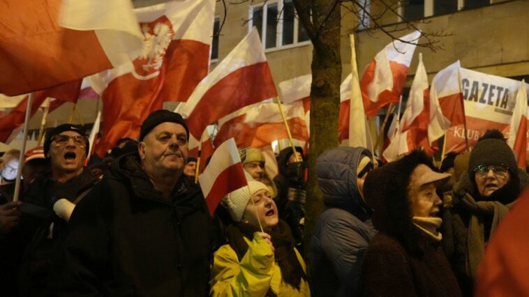 El presidente de Polonia indultará a los ex políticos detenidos el martes