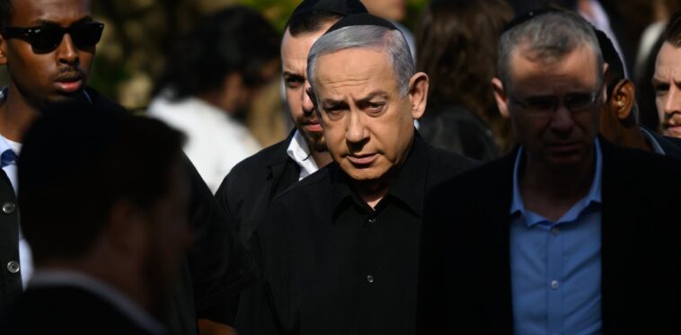 El primer ministro israelí, Benjamín Netanyahu, se enfrenta a un dilema: ¿liberar a los rehenes o continuar la guerra en Gaza?