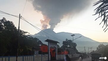 El volcán Lewotobi Laki-Laki de Indonesia entra en erupción y alcanza el nivel de alerta más alto