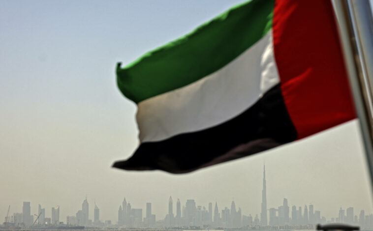 Emiratos Árabes Unidos ordena juzgar a 84 personas por cargos de "terrorismo"