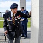 El veterano de la Segunda Guerra Mundial Ken Hay, de 98 años, irrumpió en las playas de Normandía en 1944.