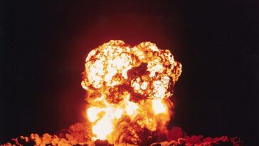 Documentos del Pentágono revelan que Estados Unidos tiene la intención de colocar ojivas tres veces más potentes que las de la bomba de Hiroshima en suelo británico.