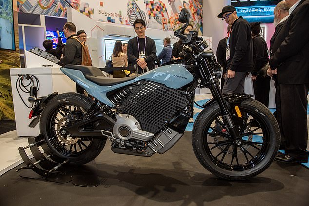 Las aletas de refrigeración en el gabinete de la batería de la LiveWire S2 Del Mar pueden darle la apariencia de una motocicleta de combustión interna, pero una mirada más cercana revela que esta bicicleta eléctrica sin transmisión no es una Harley Davidson.