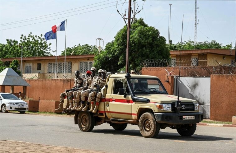 Francia cierra su embajada en Níger, pero dice que seguirá enviando dinero a las ONG