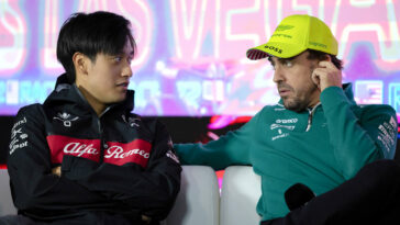"Fue increíblemente amable": Zhou Guanyu recuerda el momento especial de Fernando Alonso del que saca fuerzas