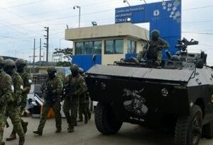 Fuerzas Armadas ecuatorianas arrestan a 329 terroristas y matan a 5