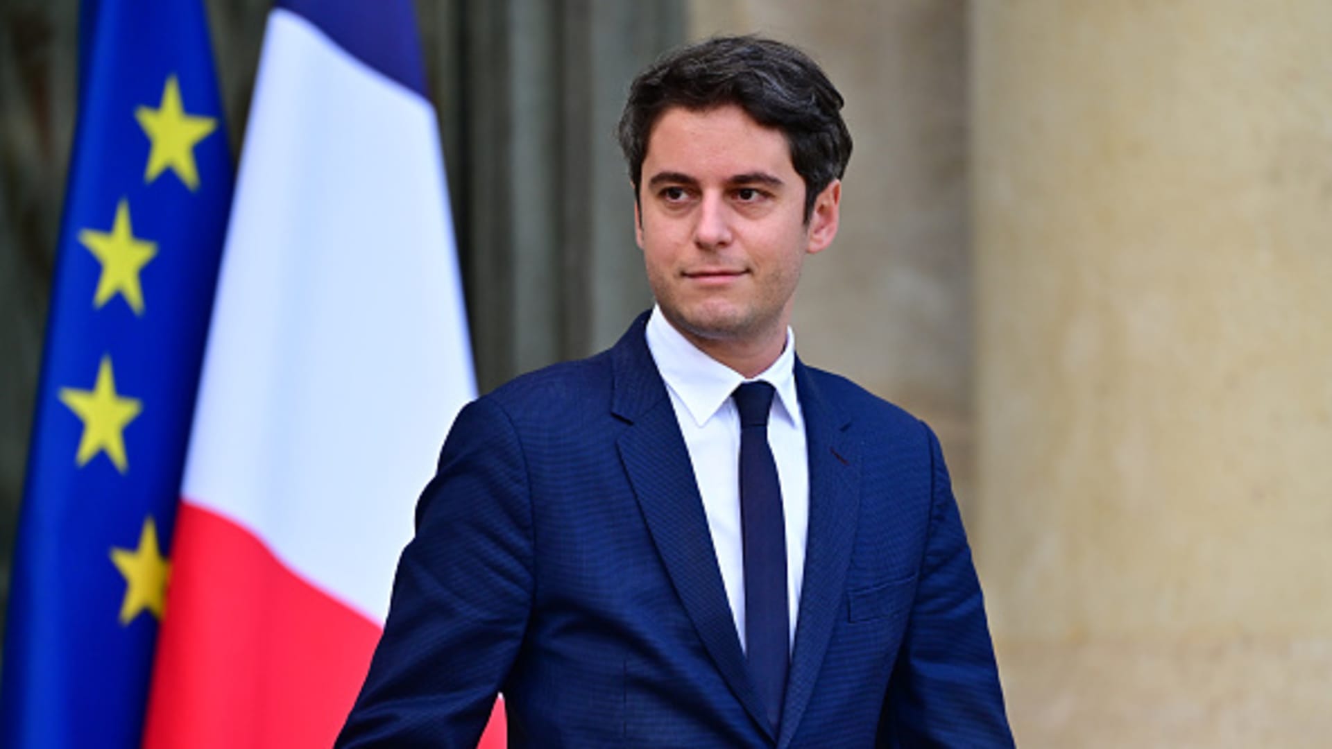 Gabriel Attal se convierte en el primer ministro francés más joven de la historia moderna
