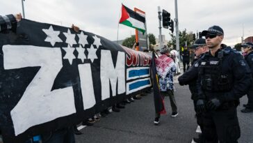 Guerra en Gaza: Manifestantes pro palestinos bloquean un barco israelí en el puerto de Melbourne