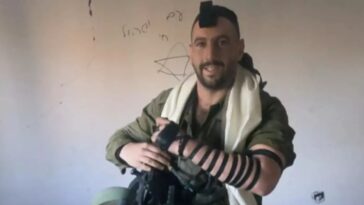 Guerra en Gaza: un británico que lucha por Israel llevaba un chal de sobreviviente del Holocausto que decía "no odien"