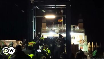 Habeck: Agricultores enojados atrapan al ministro alemán en un ferry