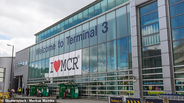 Un pasajero ha sido encontrado muerto en el baño de un avión durante un vuelo de Tenerife a Manchester.  Durante el viaje del martes, los compañeros de viaje del avión Jet2 notaron que el cubículo había estado cerrado durante algún tiempo, lo que les llevó a alertar al personal, según un informe.