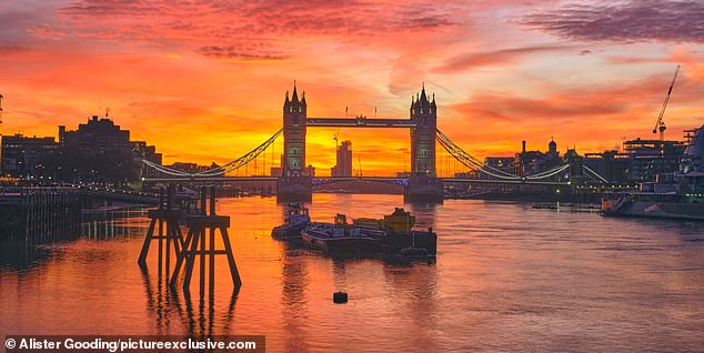 Amanecer sobre el río Támesis y el Tower Bridge en Londres hoy.  La Met Office ha revelado que hoy es el día de enero más caluroso registrado con temperaturas que alcanzan los 19,6 ° C en las Tierras Altas de Escocia.