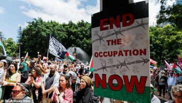 Cientos de personas se reunieron en Sydney el sábado para la primera manifestación pro Palestina (arriba) del año.