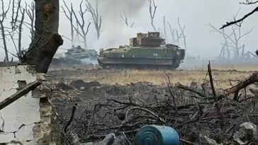 El Bradley IFV se enfrentó a tres vehículos blindados rusos BMP-2 en las afueras de Stepove, destruyéndolos todos y cada uno de ellos.