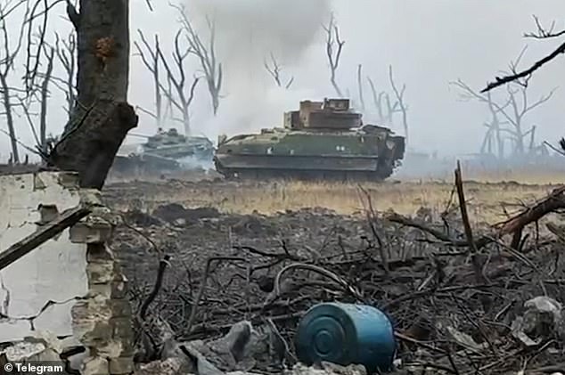 El Bradley IFV se enfrentó a tres vehículos blindados rusos BMP-2 en las afueras de Stepove, destruyéndolos todos y cada uno de ellos.