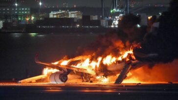 Avión del vuelo 516 de Japan Airlines en llamas en el aeropuerto de Haneda el 2 de enero de 2024 en Tokio, Japón.  El avión chocó con un avión de la Guardia Costera de Japón (JCG) a su llegada al aeropuerto de Haneda.  Los 379 pasajeros y tripulaciones del avión JAL han sido evacuados del avión, mientras que 5 miembros del JCG están desaparecidos.