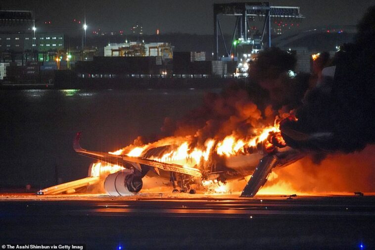 Avión del vuelo 516 de Japan Airlines en llamas en el aeropuerto de Haneda el 2 de enero de 2024 en Tokio, Japón.  El avión chocó con un avión de la Guardia Costera de Japón (JCG) a su llegada al aeropuerto de Haneda.  Los 379 pasajeros y tripulaciones del avión JAL han sido evacuados del avión, mientras que 5 miembros del JCG están desaparecidos.