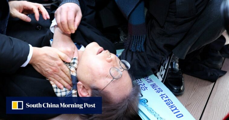 Jefe de la oposición surcoreana apuñalado en el cuello y hospitalizado