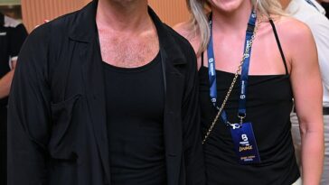Jude Law ha conocido a una leyenda australiana durante su visita a Australia.  El actor británico de 51 años posó junto a la nadadora campeona olímpica Ariarne Titmus mientras ambos asistían a un partido de tenis en el Brisbane International en Queensland el viernes.  Ambos en la foto