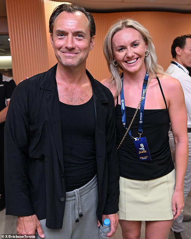 Jude Law ha conocido a una leyenda australiana durante su visita a Australia.  El actor británico de 51 años posó junto a la nadadora campeona olímpica Ariarne Titmus mientras ambos asistían a un partido de tenis en el Brisbane International en Queensland el viernes.  Ambos en la foto