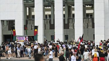 La Casa del Parlamento ha sido cerrada después de que el edificio fuera invadido por grupos que protestaban contra el Día de Australia y el conflicto en el Medio Oriente.