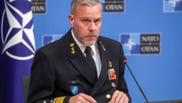 El almirante Rob Bauer, presidente del Comité Militar de la OTAN, instó tanto a los civiles como a los gobiernos a prepararse para el conflicto y el posible reclutamiento.