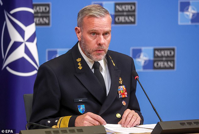 El almirante Rob Bauer, presidente del Comité Militar de la OTAN, instó tanto a los civiles como a los gobiernos a prepararse para el conflicto y el posible reclutamiento.