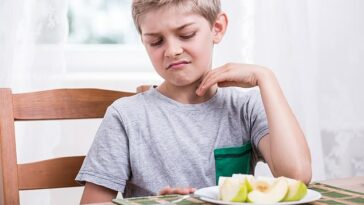 Es notorio que a las mamás y a los papás les resulta difícil lograr que sus hijos coman verduras.  Y ahora, un estudio sugiere que las propias expresiones faciales de los padres pueden ser las culpables (imagen de archivo)