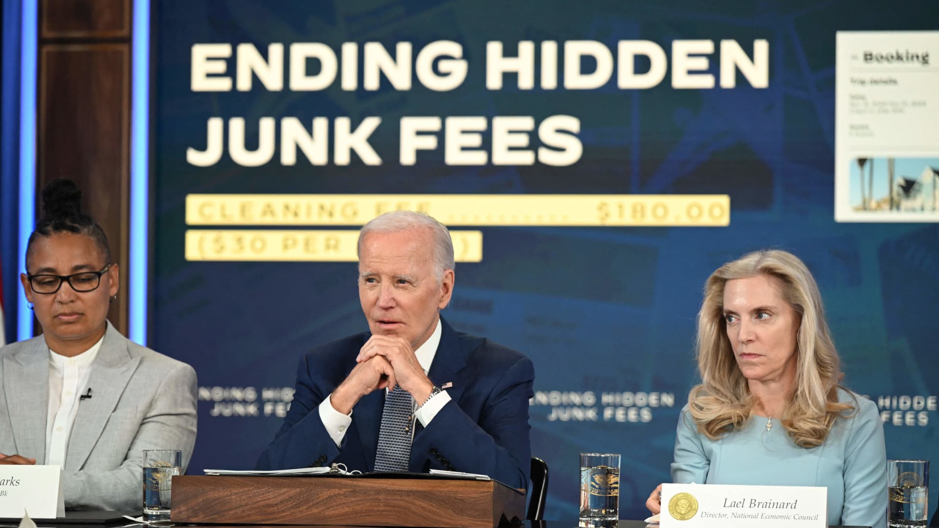 La administración de Biden revela cambios propuestos a las tarifas por sobregiro de los grandes bancos
