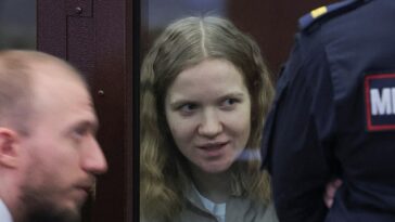 Daria Trepova (vista hoy ante el tribunal), de 26 años, está acusada de hacer estallar a sabiendas al destacado propagandista de Putin Vladlen Tatarsky, de 40 años, entregándole una bomba escondida en una estatuilla.