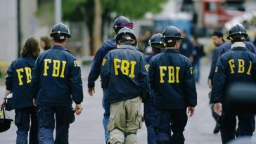 El FBI dice que se está volviendo más diverso pero aún no refleja de manera justa a los grupos minoritarios del país.