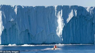 Los investigadores han descubierto que la capa de hielo de Groenlandia ha ido desapareciendo a un ritmo acelerado desde la década de 1990, a menudo partiendo en enormes icebergs como este, que se desprendió del glaciar Jakobshavn.