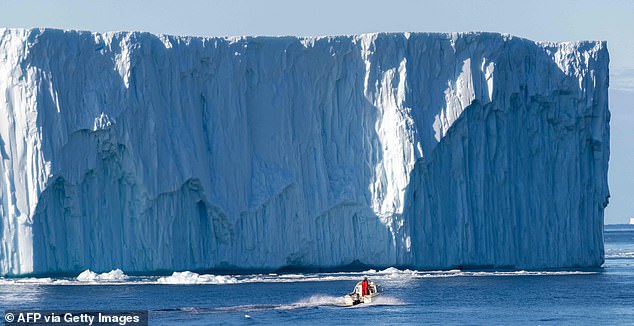 Los investigadores han descubierto que la capa de hielo de Groenlandia ha ido desapareciendo a un ritmo acelerado desde la década de 1990, a menudo partiendo en enormes icebergs como este, que se desprendió del glaciar Jakobshavn.