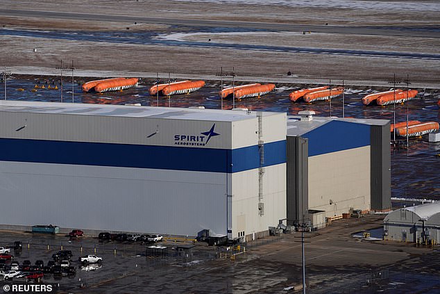 Spirit, el fabricante del tapón de la puerta que salió volando del vuelo de Alaska en el aire, dirige una fábrica (arriba) en Wichita, Kansas, donde se produce el extenso fuselaje del 737 MAX.