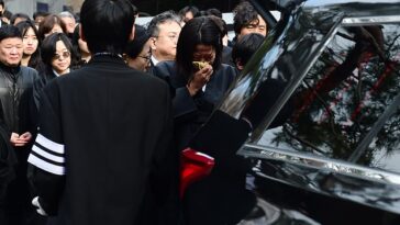 La esposa de Lee Sun-kyun, Jeon Hye-jin, actriz y ex concursante de Miss Corea, parecía devastada junto a un vehículo que transportaba el ataúd del fallecido actor.